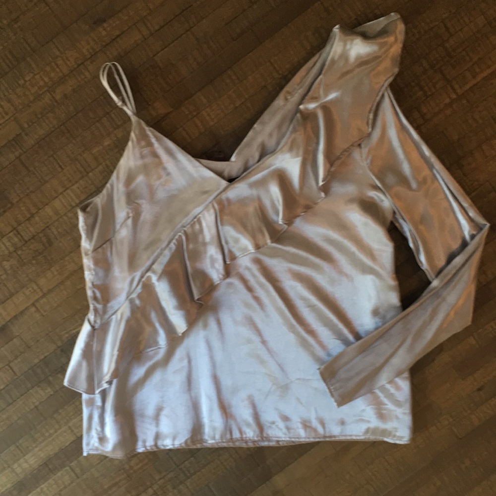 Beautiful Silver Top - Picture 2 of 5